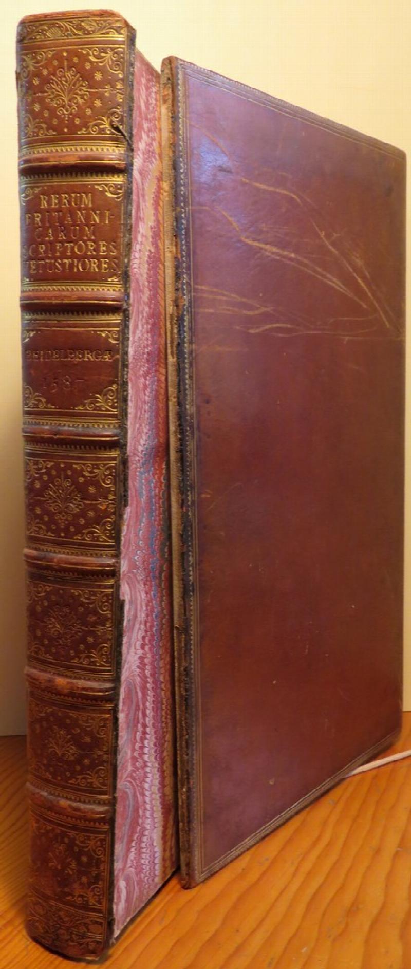 Image for Rerum Britannicarum id est Angliae, Soctiae, Vicinarumque Insularum ac Regionum Scriptores Vetvstio-res ac Præcipui. Galfredi Monumetensis, cognomento: Arturi de origine & gestis Regum Britanniae Libri XII.  Pontici Virvnnii Britannicæ  historiæ Libri VI. quibus G. Monumetensis libros sex priores in Epitomen redegit.  Gildae Sapientis, de excidio & conquestu Britanniæ Epistola.  Bedae Anglosaxonis Historiae Ecclesiasticæ gentus Anglorum libri V.  Continuatio eiusdem Historiæ, incerto auctore, libris III. comphrehensa, aciam primum publicata.  Gulielmus Nevericensis de rebus Anglicis libri V.  Ioannis Frossardi Historiarum Epitome, in qua de Bellis inter Anglos & Gallos gestis, Præcipue agitur.  Quid a nobis in hac edictione præstitum sit, ad Lectorem Epistola docebit.  [printer's device],